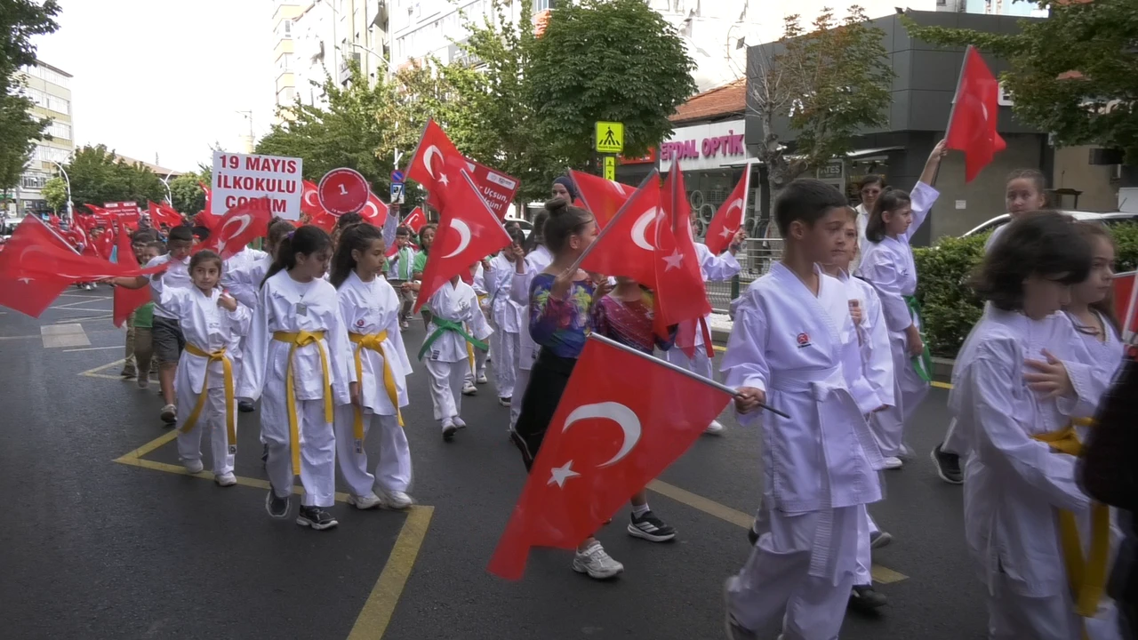 ÇORUM’DA ÖĞRENCİLERDEN COŞKULU KORTEJ!