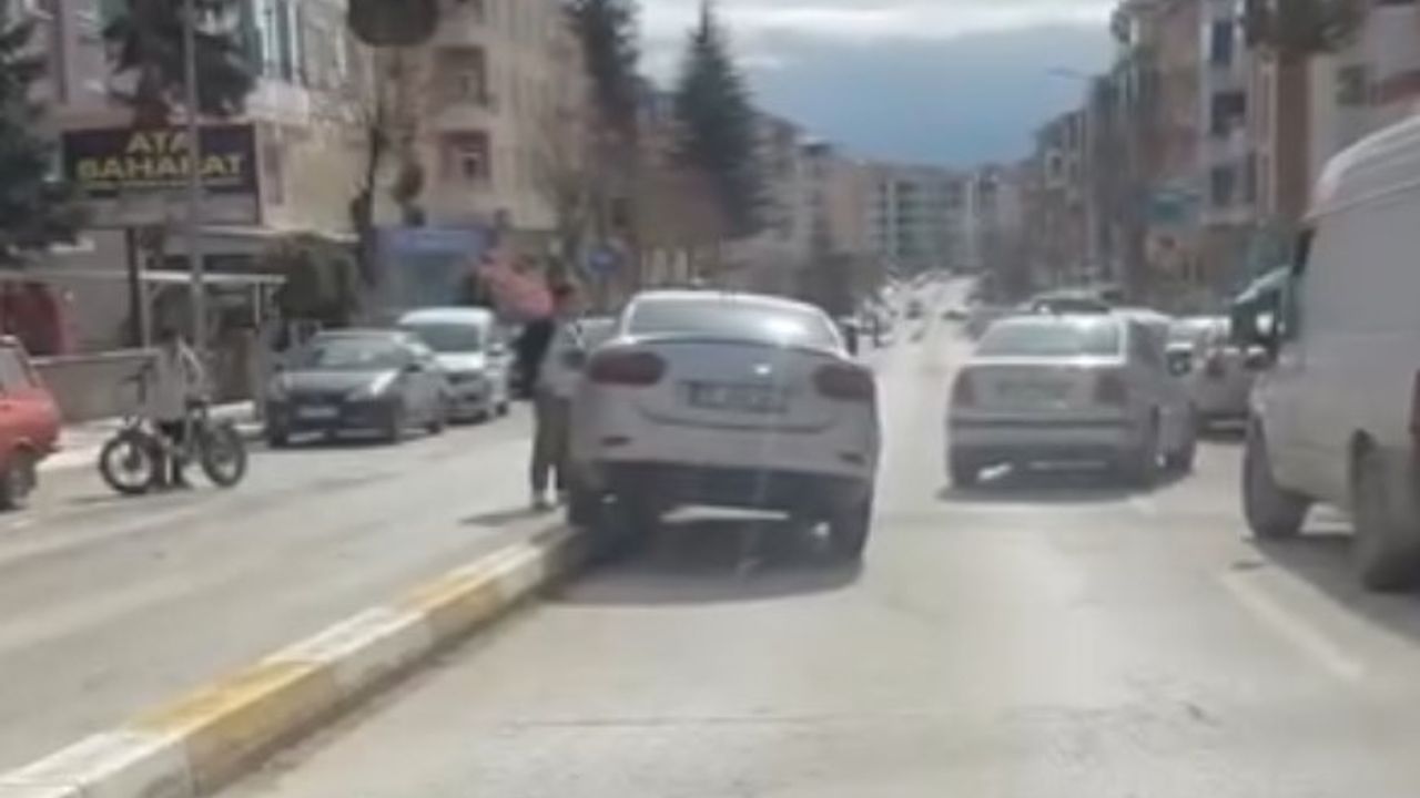 KONTROLDEN ÇIKAN OTOMOBİL REFÜJE ÇIKTI: 1 YARALI