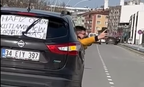 HAFIZLIĞINI TRAFİKTEKİLERLE KUTLADI