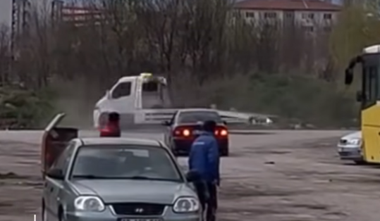 KURALLARA HİÇE SAYDI! ÇEKİCİYLE YAPTIKLARI ŞOK ETKİSİ YARATTI