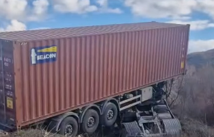 DERE YATAĞINA DEVRİLEN TIRIN SÜRÜCÜSÜ ÖLÜMDEN DÖNDÜ