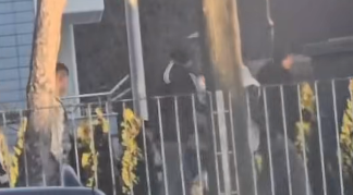 PARKTA TEHLİKELİ GERGİNLİK! GENÇLERİN BIÇAKLI TEHDİTLİ KAVGASI KAMERADA