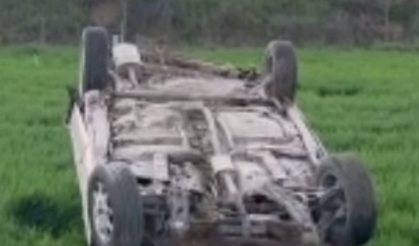 OTOMOBİL TARLAYA DEVRİLDİ: 1 YARALI