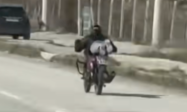TRAFİKTE ÖLÜMÜNE ŞOV! MOTOSİKLET SÜRÜCÜSÜ YÜREKLERİ AĞIZA GETİRDİ