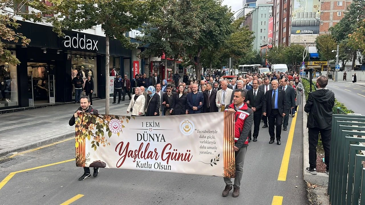 ÇORUM’DA YAŞLILAR İÇİN YÜRÜDÜLER: “HEPİMİZ BİR GÜN YAŞ ALACAĞIZ”