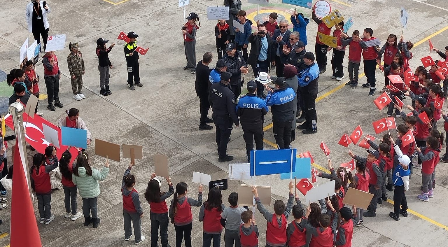 BEKİR AKSOY İLKOKULU ÖĞRENCİLERİ EMNİYET MENSUPLARININ YÜZÜNÜ GÜLDÜRDÜ